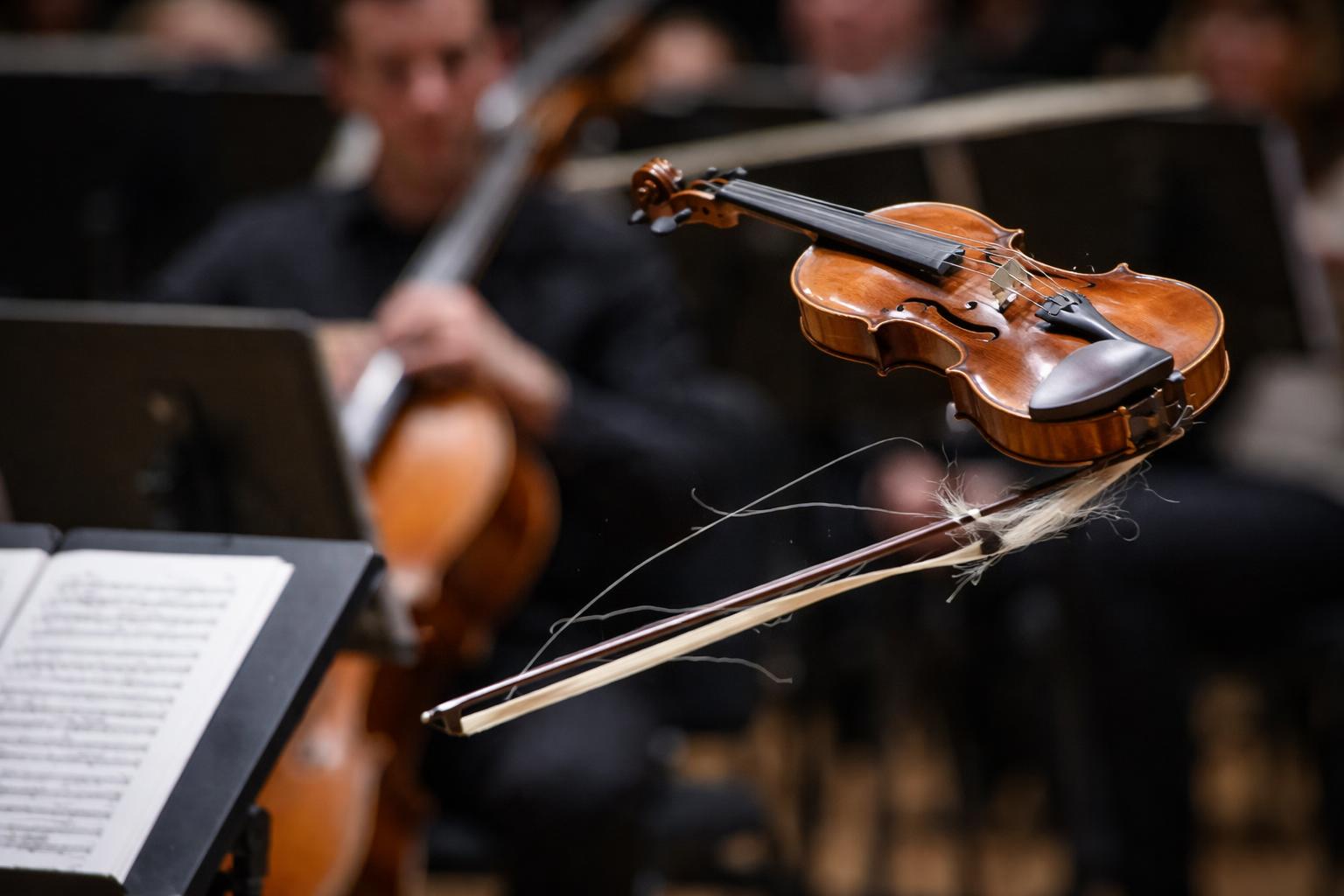 Redaktionelle Szene zum Thema „Dirigent schlägt Geigerin in Lahti versehentlich das Instrument aus der Hand“