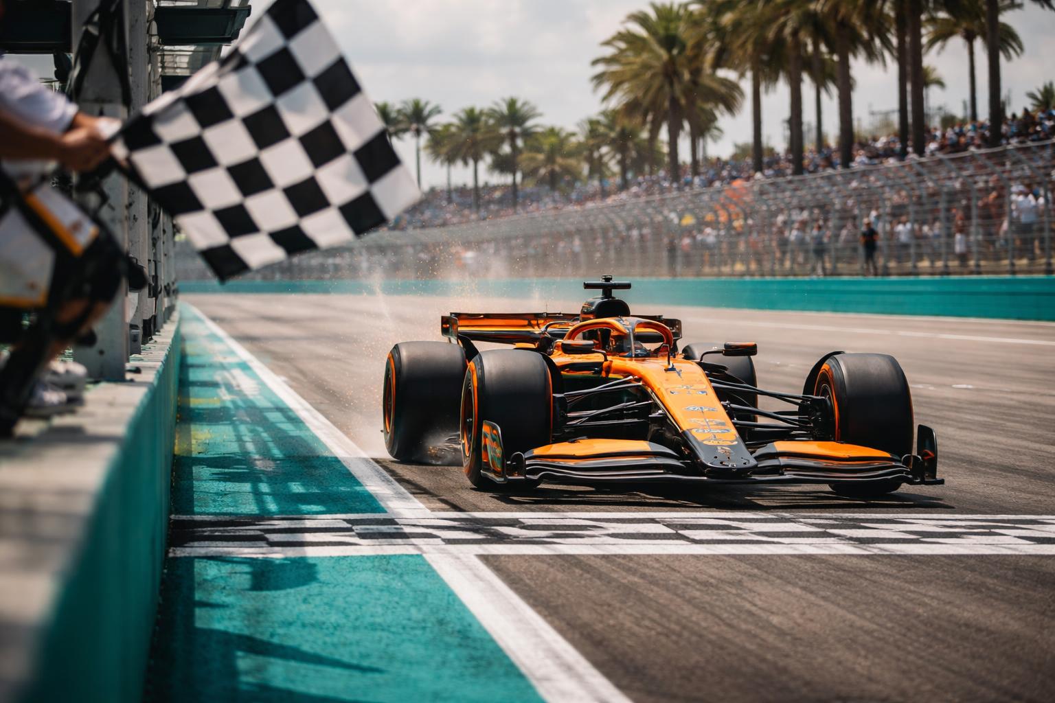 Redaktionelle Szene zum Thema „Lando Norris gewinnt den Sprint von Miami nach der Pole im Qualifying“
