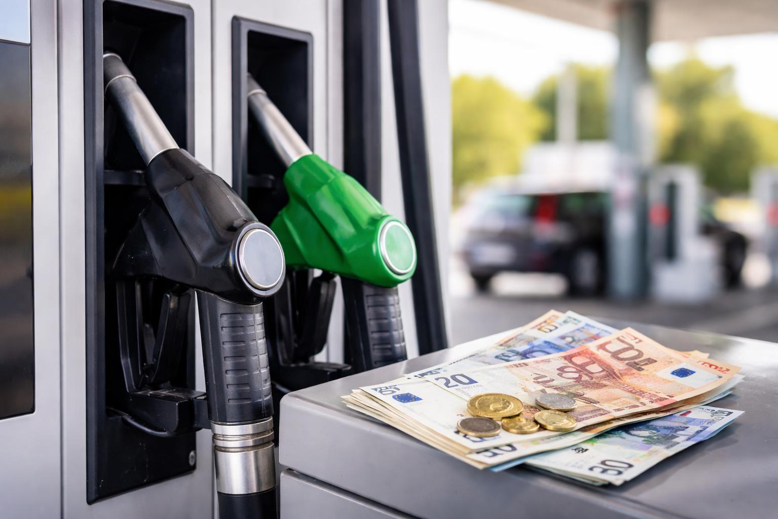Redaktionelle Szene zum Thema „Spritpreisbremse senkt Diesel um bis zu 26 Cent, Benzin um 13 Cent“